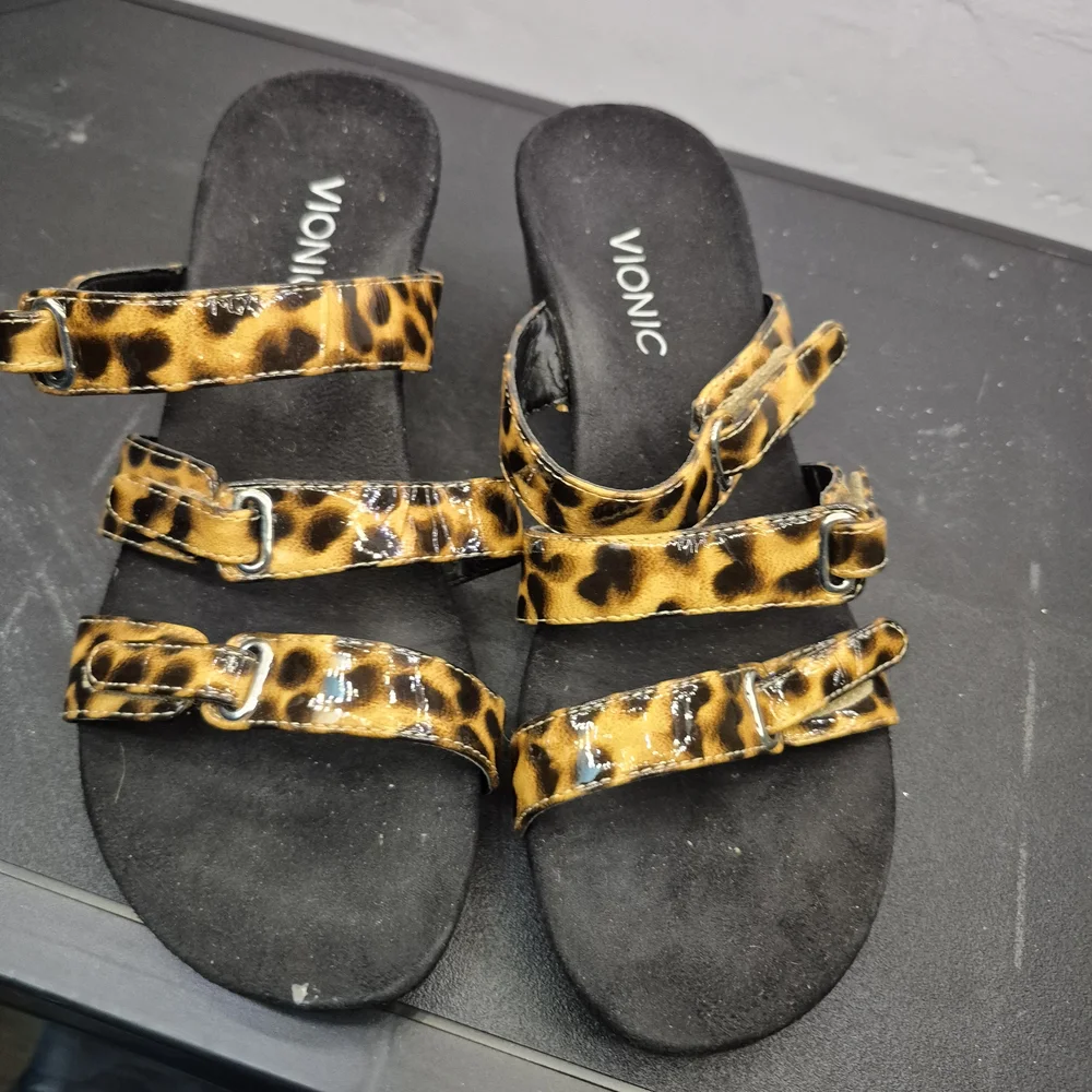 Vionic Women's‎ Leopard Print Sandals